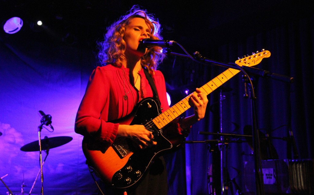 Anna Calvi (88)Ret2P