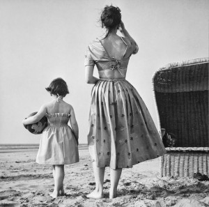 To the beach (Holland, 1953). Photographer Paul Huf